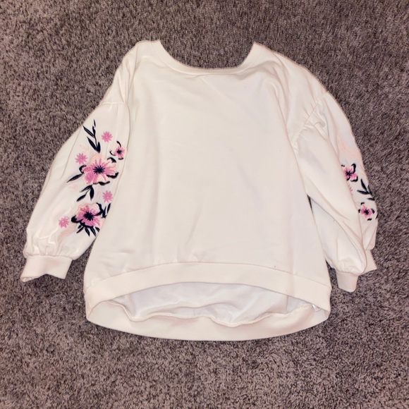 Tucker + Tate Other - Girls top with floral detail on sleeves